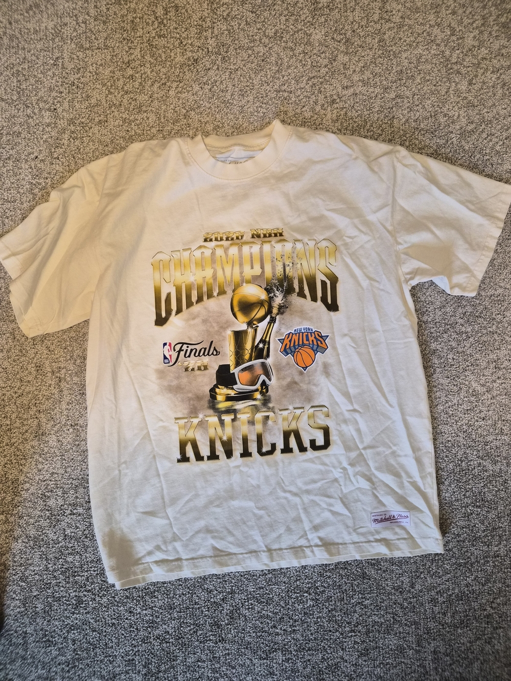 Mitchell & Ness Mens Sz. Large White Knicks 'Champions' Graphic Tee